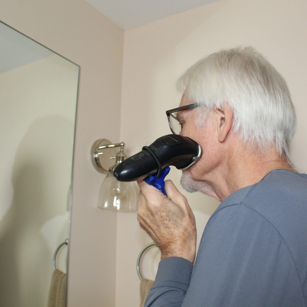 A man shaves his face with the help of the functionalhand®